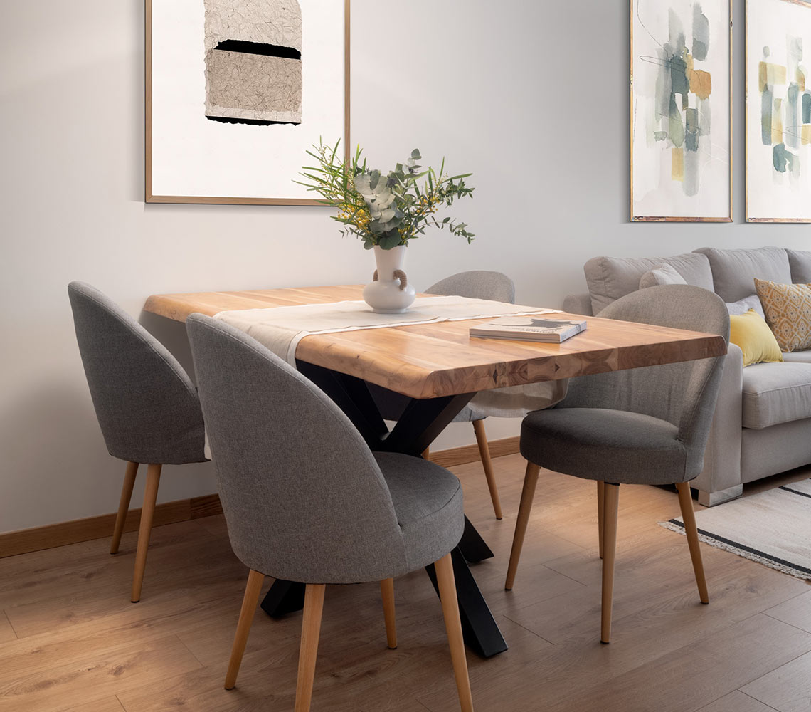 Comedor moderno con mesa de madera y sillas nórdicas en gris