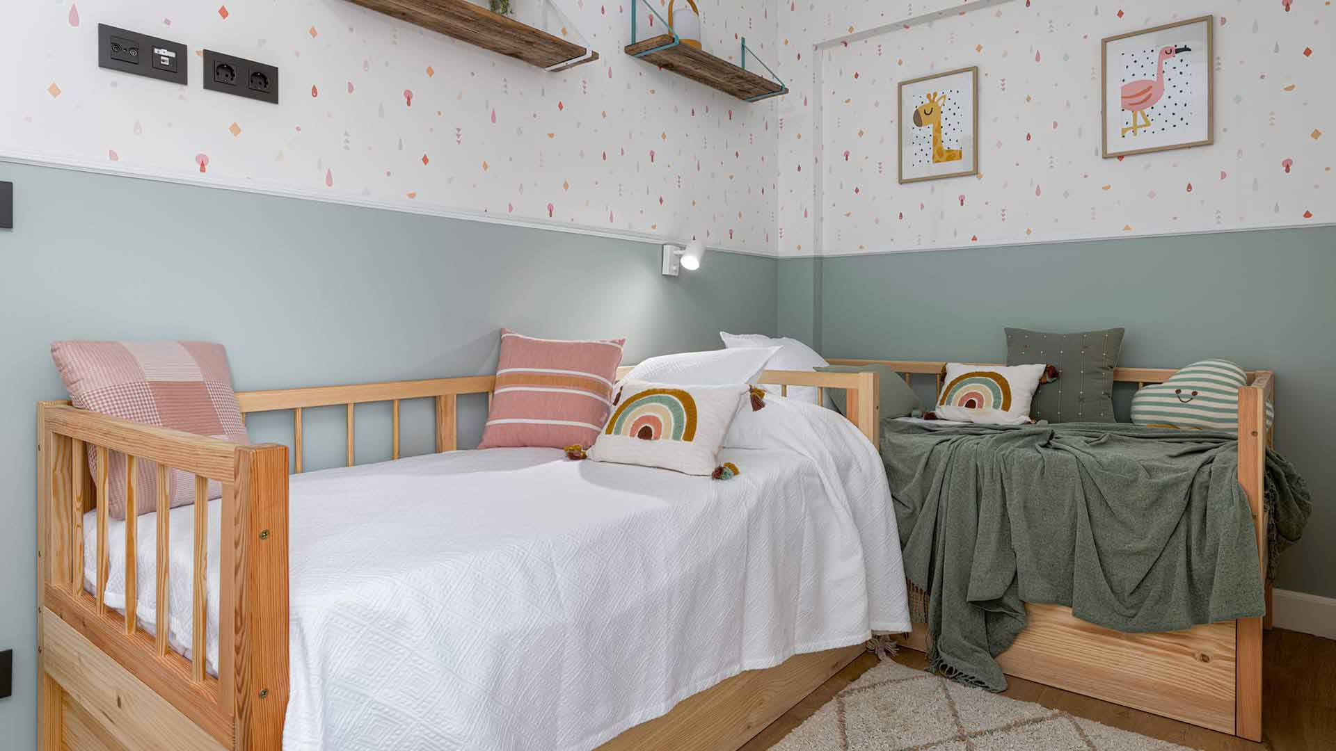 Habitación infantil con dos camas nido de madera, armario empotrado con puertas correderas y papel pintado. Foto Manu Luque